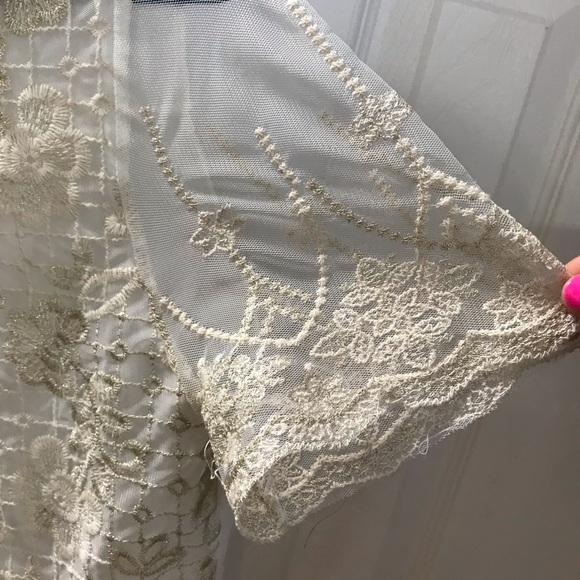 Beautiful detailed top - Picture 3 of 9